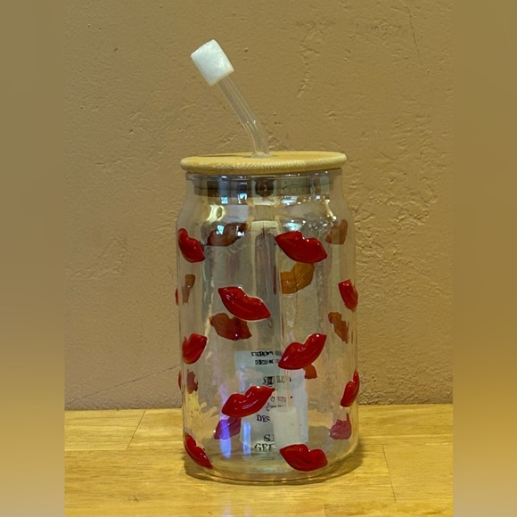 HEARTS AND KISSES 2pc Glass Embossed Lips Luster Sippers + Lid & Straw. NWTS - Picture 4 of 5